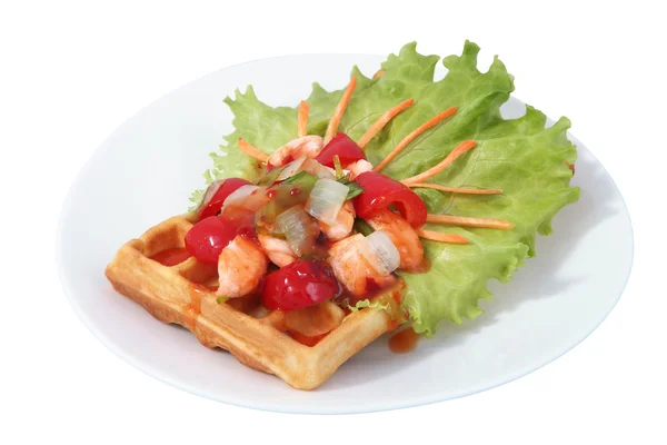 Gaufre bruxelloise sur assiette avec feuille de laitue, paprika et poisson . — Photo