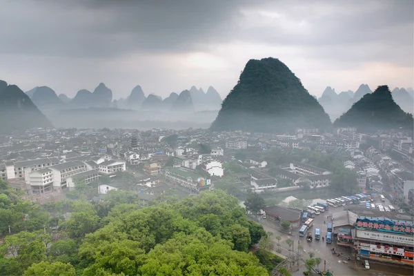 Stadtbild in Südostasien, Yangshuo-Stadt, Blick von oben, Karsthügel — Stockfoto