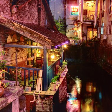 gece Cafe balkonda yakınlarında küçük bir kasaba yangshuo içinde su.