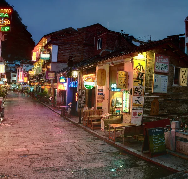 küçük kasaba yangshuo, kafeler, restoranlar, oteller, gece dar sokak.