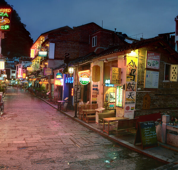 Ночная узкая улочка в маленьком городке Яншо, кафе, рестораны, гостиницы
.