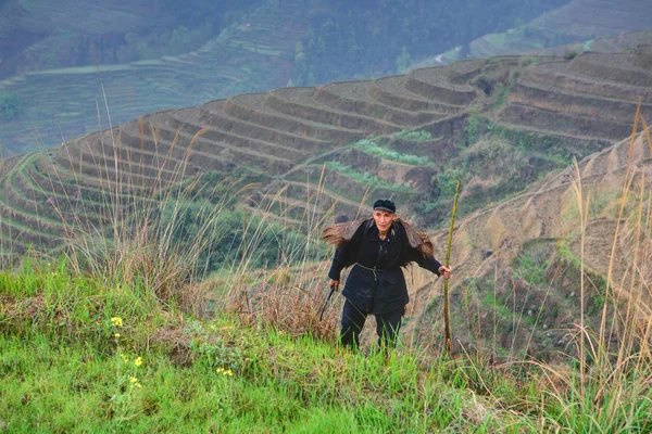 Asiatisch mit Bambusstab ist auf dem Hintergrund von Reisterrassen. — Stockfoto