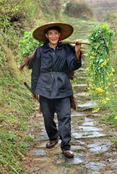 Rural anciano asiático hombre, campesino agricultor en China sombrero de mimbre . — Foto de Stock