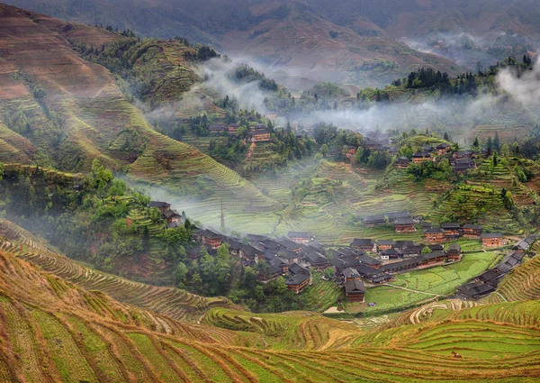 Casas rurales en las tierras altas de China, tierras de cultivo, terrazas de arroz . — Foto de Stock