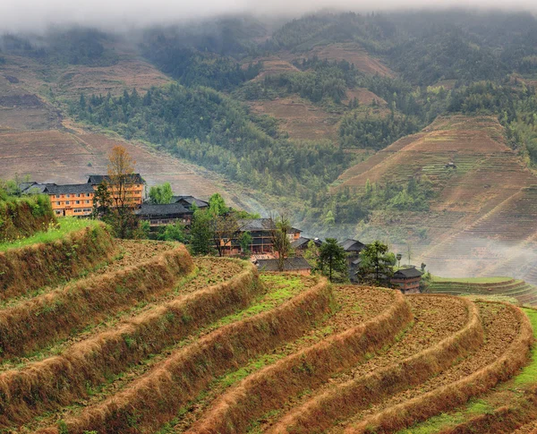 Rizs teraszok rizs paddies Ázsia paraszt falu hegyek Kínában — Stock Fotó