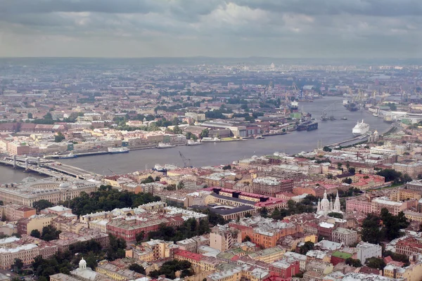 Légi felvételek egy európai város, osztva hajózható folyó. — Stock Fotó