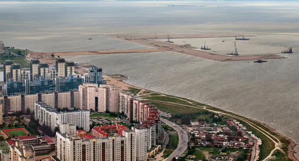 Blick von oben auf Wohnviertel und Bau Passagierhafen — Stockfoto