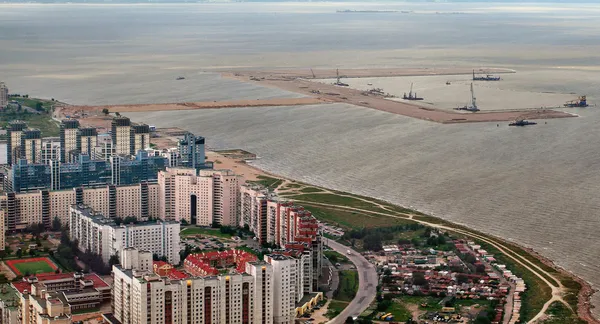 Bovenaanzicht van residentiële district en bouw passagier zeehaven — Stockfoto