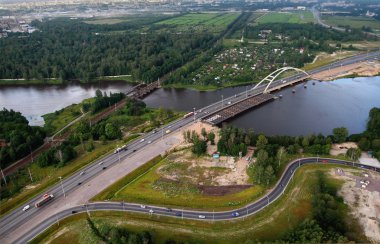motor köprü altında inşaat çevre yolu st. petersburg havadan görünümü.