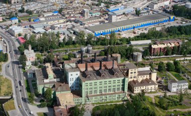 organize sanayi bölgesinde şehir ve eski elektrik santrali havadan görünümü.