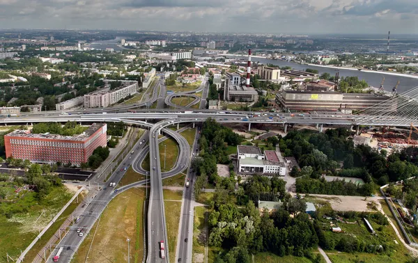 Verkehrsknotenpunkt vor Schrägseilbrücke, Einfahrt — Stockfoto