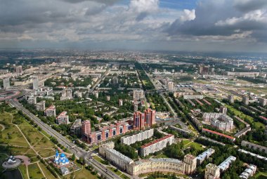 Avrupa şehri inşa edilmiş modern apartman blokları, havadan görünümü.
