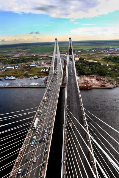 Pont Guyed en construction à travers la rivière Neva à Saint-Pétersbourg . — Photo