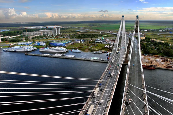 Kabel bleef bridge in aanbouw, en een ligplaats voor schepen. — Stockfoto