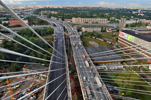 Uitzicht vanaf de pyloon tuibrug brug bij weg uitwisseling. — Stockfoto