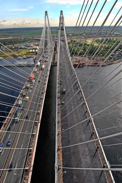 Schrägseilbrücke, Blick von oben, Luftaufnahme. — Stockfoto