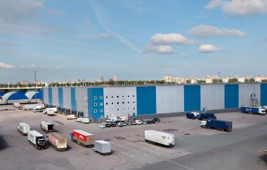 Depo lojistik boşaltma dock ve kamyon park alanı ile karmaşık.