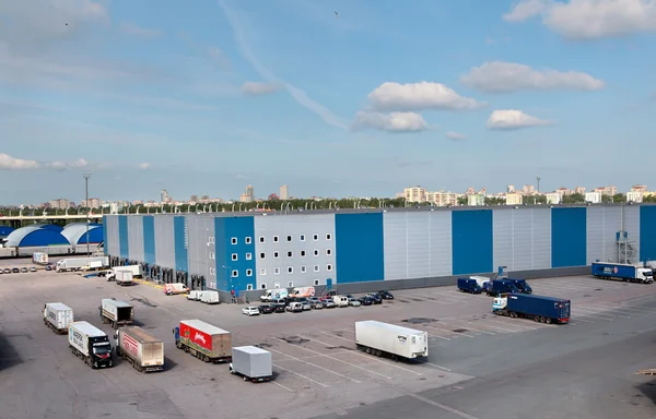 Magazijn logistiek complex met lossen dokken en vrachtwagen parkeerruimte. — Stockfoto