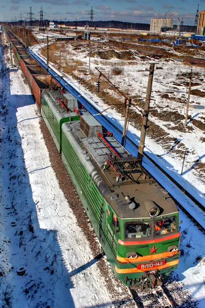 Comboio de carga sem carga, viajar por via férrea, Rússia . — Fotografia de Stock