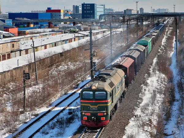 Comboio de mercadorias transporta carga na via férrea, Rússia . — Fotografia de Stock