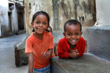 Afrika, koyu tenli çocuklar, 5 yıl yaşlı, açık havada oynuyor.