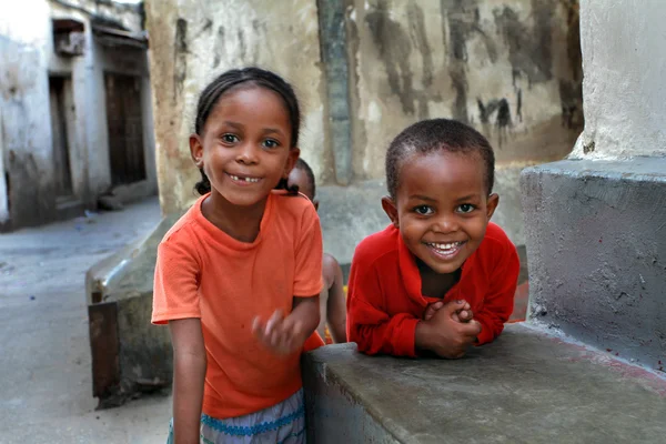 Niños africanos de piel oscura, de unos 5 años, jugando al aire libre . —  Fotos de Stock