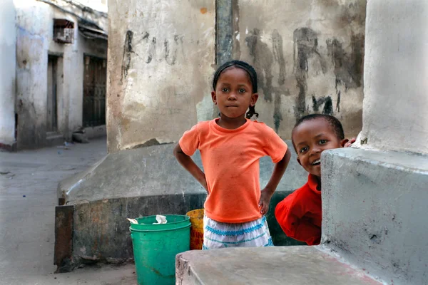 非洲、 坦桑尼亚、 桑给巴尔、 石雕之乡，孩子在街上玩耍 — 图库照片