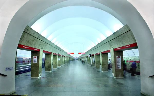 Intérieur Station de métro souterraine Vyborgskaya, Russie, Saint-Pétersbourg . — Photo