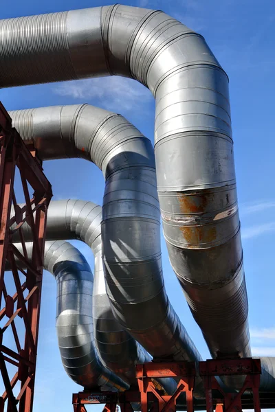 Urban heating, overhead pipeline, pipe bends — Stock Photo, Image