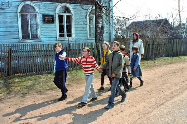 Murid-murid Rusia dari sekolah-sekolah pedesaan, berjalan keluar — Stok Foto