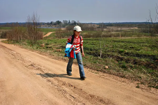 Countryside Russia, village girl 11 years old, returned from school. — Stock Photo, Image