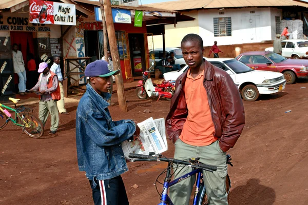 Černoši africkými muži stojí na venkově ulici — Stock fotografie