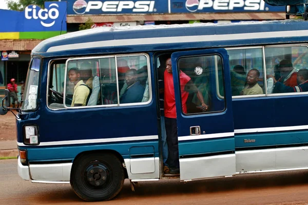 Africanos estão viajando na cabine azul ônibus local — Fotografia de Stock