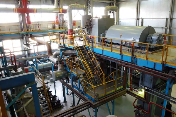 Dans la salle des turbines sont des turbines de travail — Photo