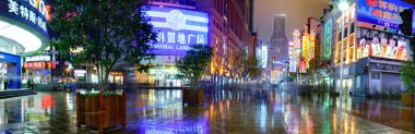 Nanjing lu road, shanghai, Çin, gece sokakta yağmur sonra