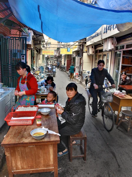 Außengastronomie in der engen Straße von Shanghai, chinesisches Fastfood. — Stockfoto