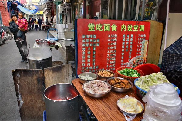 Menü in billigem Straßenlokal in Shanghai — Stockfoto