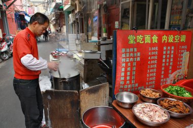 açık havada küçük açık eatery shanghai, Çin.