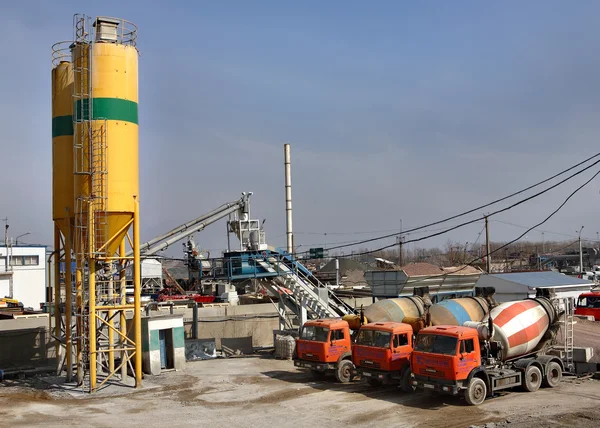 Usine de fabrication de béton prêt à l'emploi, mélangeur de camions . — Photo