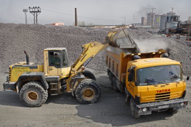Sarı tarak çakıl portakal damperli kamyon damperli kamyon yükler..