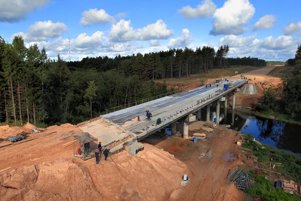 Construção de uma ponte de betão sobre o rio — Fotografia de Stock