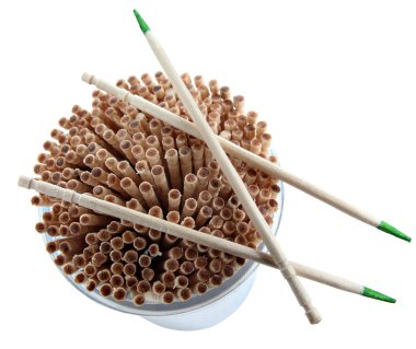 Tek kullanımlık ahşap kürdan ile beyaz bac izole yeşil nane