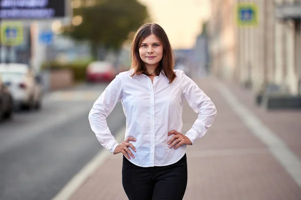 Happy blanke vrouw 26 jaar oud staat op straat in de buurt van het verkeer. — Stockfoto