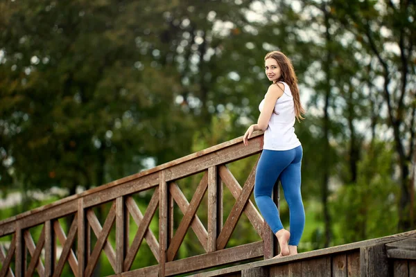 Zarif beyaz kadın gündüz vakti parkta duruyor..