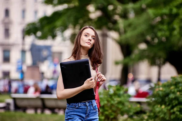 18岁的白人妇女，手拿手提电脑在户外. — 图库照片