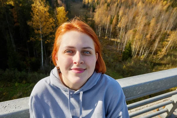 Retrato de mujer joven caucásica con el pelo rojo en el parque. — Foto de Stock