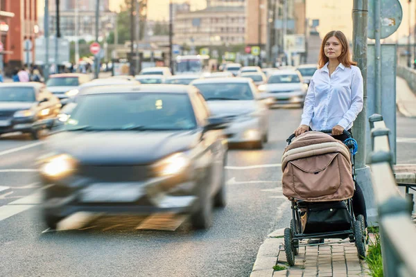 欧洲妇女在交通拥挤的地方带着孩子散步. — 图库照片