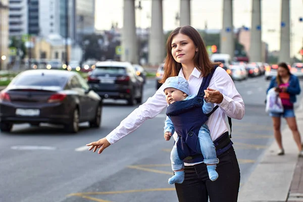 Sapanlı beyaz kadın trafikte taksiyi durduruyor..