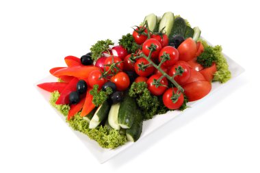 plaka beyaz zemin üzerine izole karışık sebze.