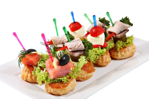 Tartine-panini assortiti su piatto su sfondo bianco — Foto Stock